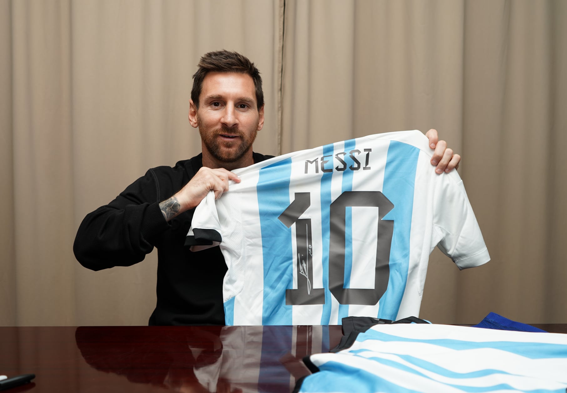 Lionel Messi Signs with Icons Again! - Icons.com News